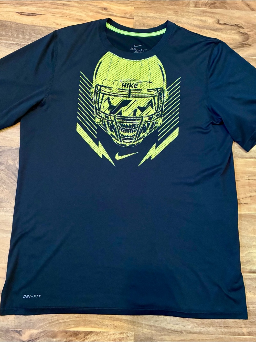 Nike T Shirt Mens Large Black Dri-Fit Short Sleeve Football Helmet Skull